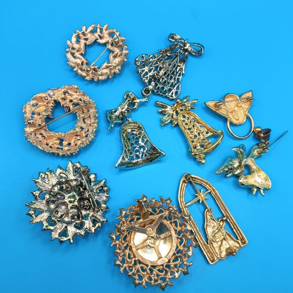 Vintage LOT: JEWELRY Santa Tree Bells Lantern Penguin Pinecone XMAS is Coming! - Picture 9 of 9